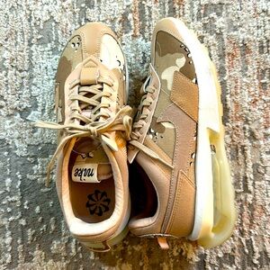 Nike Air-Max Pre Day SE Womens size 9 like new